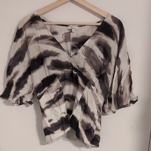 Aritzia Black and White Women's Top